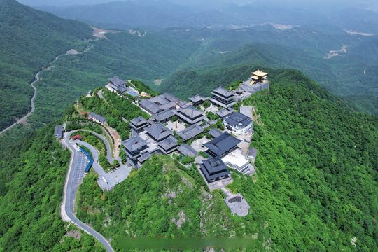 大洪山山地景观实景。本文照片不作为团期叶色与开放状态的证明。