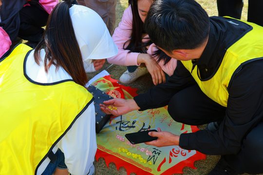 队员一起看图、记录,给任务讨论留出停留空间。