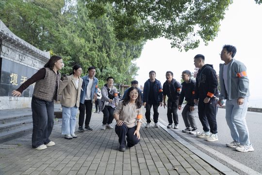 在宽敞的开放区域停留,保留联络与人员清点。