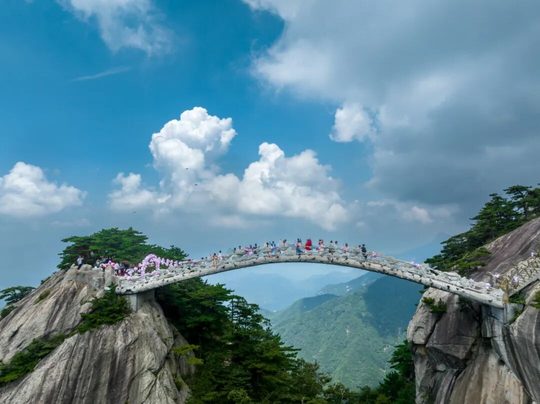 天堂寨山间悬索桥,主景区建议分两天游览。