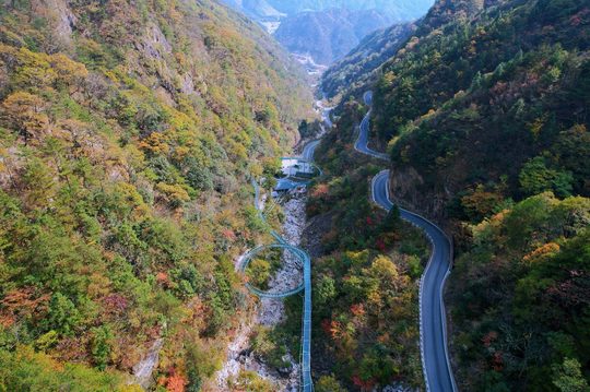 明堂山山谷与交通设施实景,不把景区游览时间只算成步行时间。