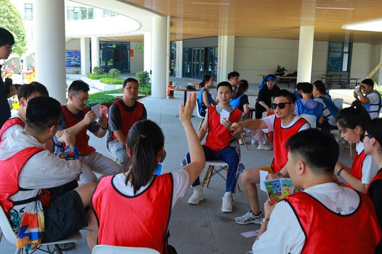 盗梦空间活动实拍：每个人看自己的图，靠口头交流寻找图片之间的联系。