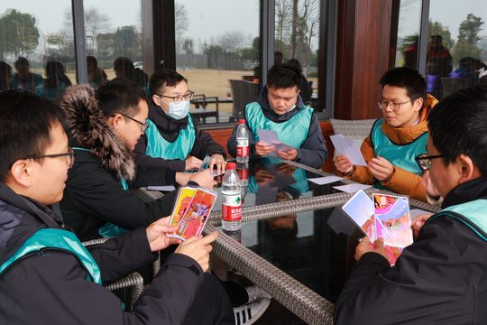 分组与持卡量按完整卡组配置，给每个人保留表达机会。