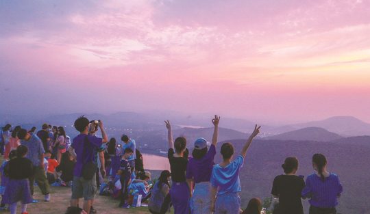八分山登高远眺,把一段山间步行放进部门团建。