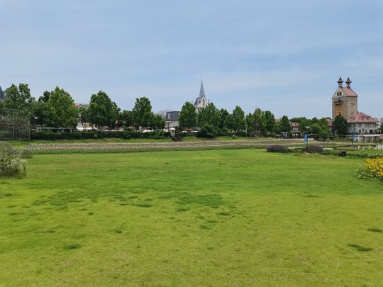 花博汇园区景观与草坪,为摄影任务和户外活动提供选址方向。