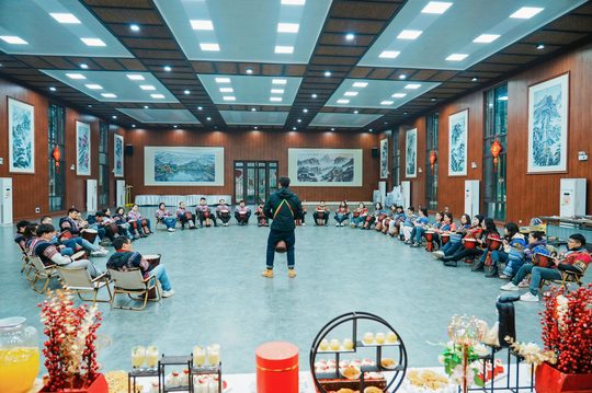 非洲鼓围坐合奏实拍,队员跟随老师练习节奏。