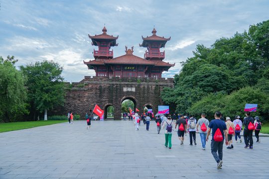 建筑与路口可以作为辨认路线的明显参照。
