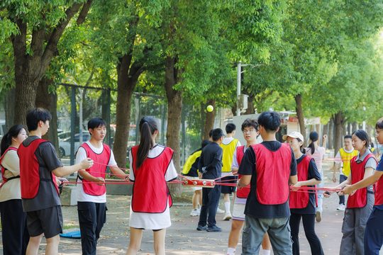 同心击鼓实拍：共同控绳，让球在鼓面上连续弹起。