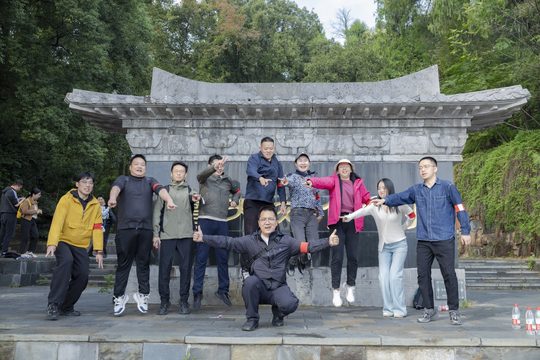 把小组照片带回终点，留下这次共同出游的记录。