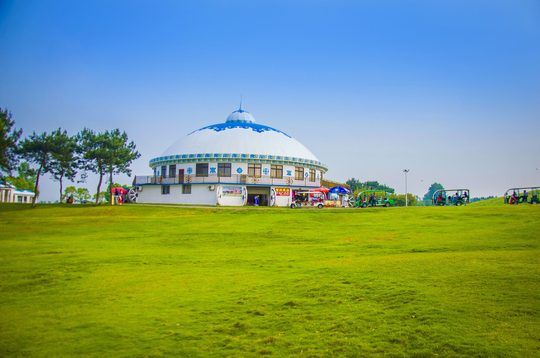 木兰草原历史实景:开阔草地与蒙古风格建筑。