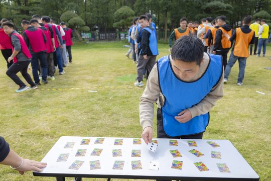 看清牌面,再把信息带回队伍。