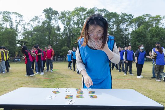 桌面牌区实拍,位置与翻牌规则在同一版本内保持一致。