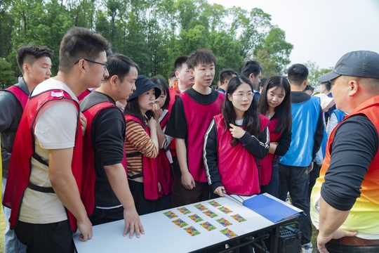 围着牌区讨论,统一位置称呼与交接办法。