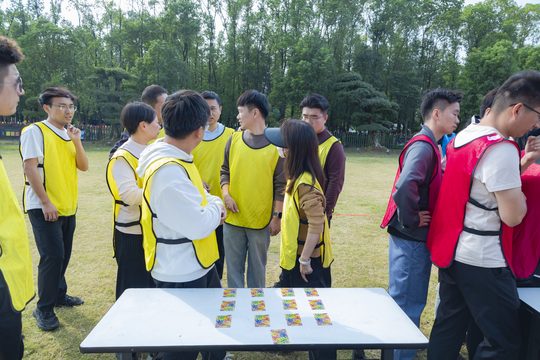 小组商量之后,再带着新的办法尝试。