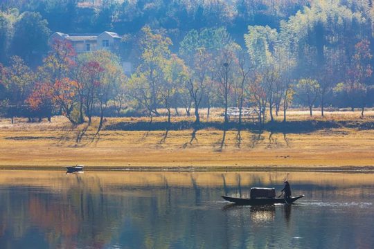水面、树影与远山,组成赏秋路线里的风景。