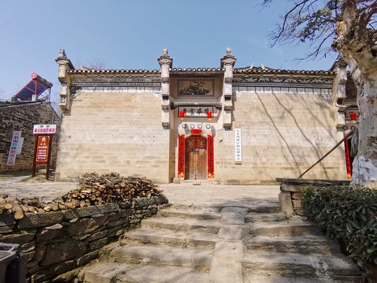古村院门与建筑细节,让慢游有可以近看的内容。