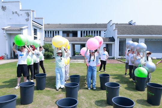 超级有氧鼓实拍：球、底座与鼓棒组成节奏运动。