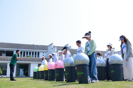 器材展开之后，队员一起跟拍和练习动作。