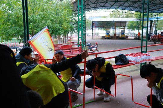 队员根据传递的信息分段搭建装置。