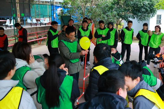 场下队员也可以观察和核对,参与共同调整。