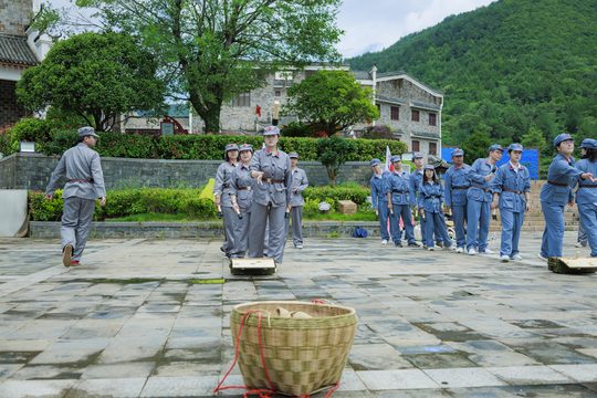 队员轮流推行,在练习中熟悉器材与路线。