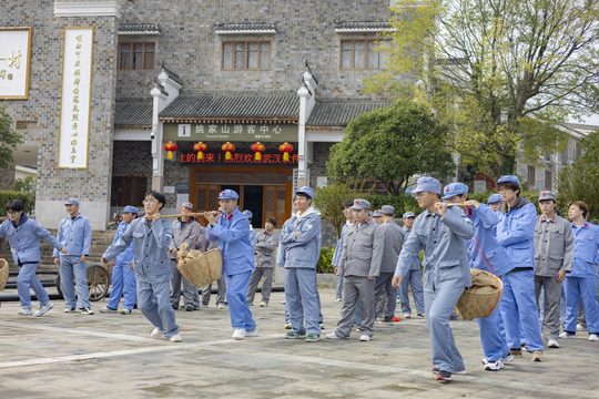 挑担送粮实拍,步幅、平衡与交接需要配合。