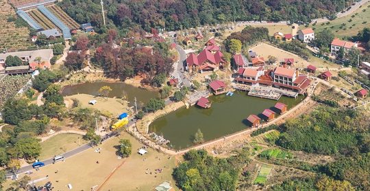 山脚的大青八户外运动村全景（资料实拍）。