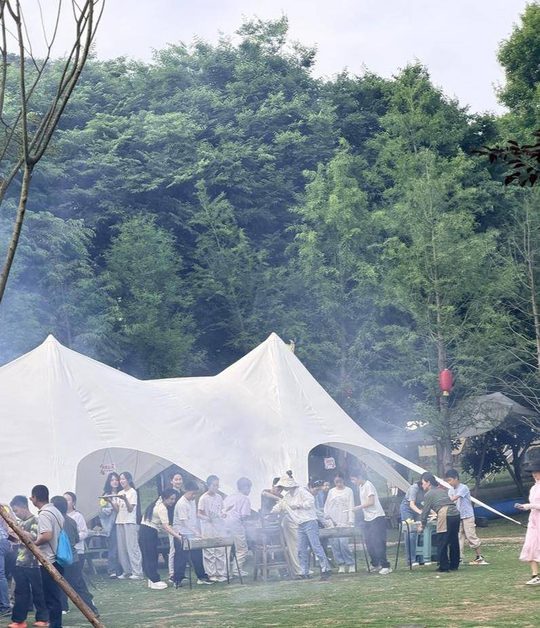 大青八运动村的帐篷与草坪休闲环境（2026年资料图）。
