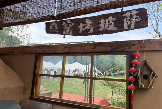 运动村窑烤披萨的餐饮空间（2026年资料图）。