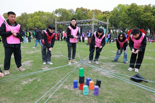 步步高升玩法实拍|同声口令,合力叠塔