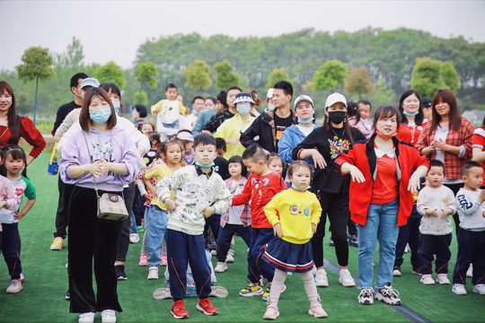 先一起热身,再按家庭的节奏参与