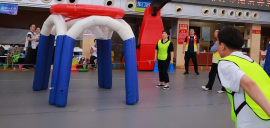 趣味运动会实拍|运球关卡靠队员衔接