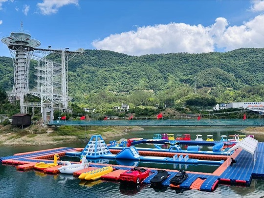 仙岛湖水上乐园全景,彩色充气城堡和玩水设施
