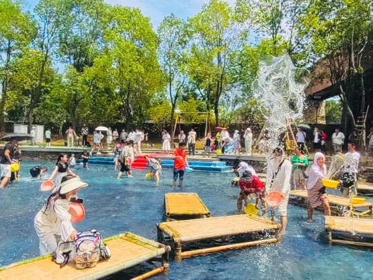 团队打水仗玩水场景