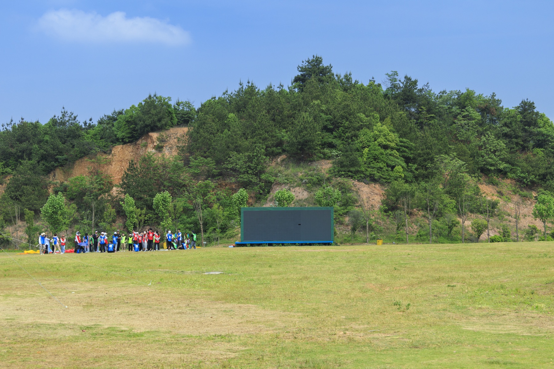 武汉1天团建营地实拍——大草坪+LED屏+队列演练的场地实景图鉴