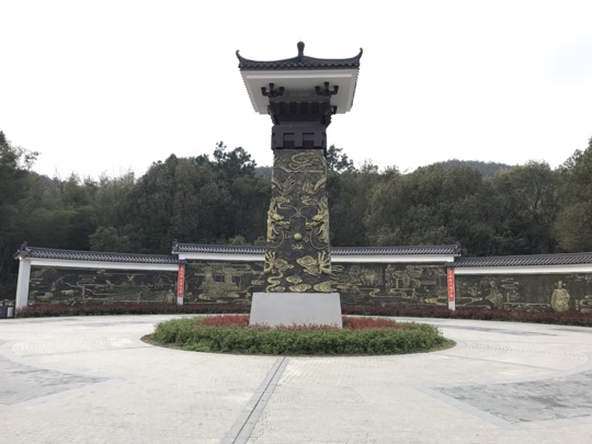 江夏革命纪念馆中央广场——红色教育基地常见的庄重氛围