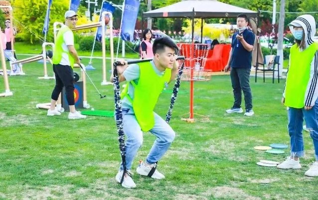 巨人捕手魔豆任务——雪橇推动与体能协作挑战