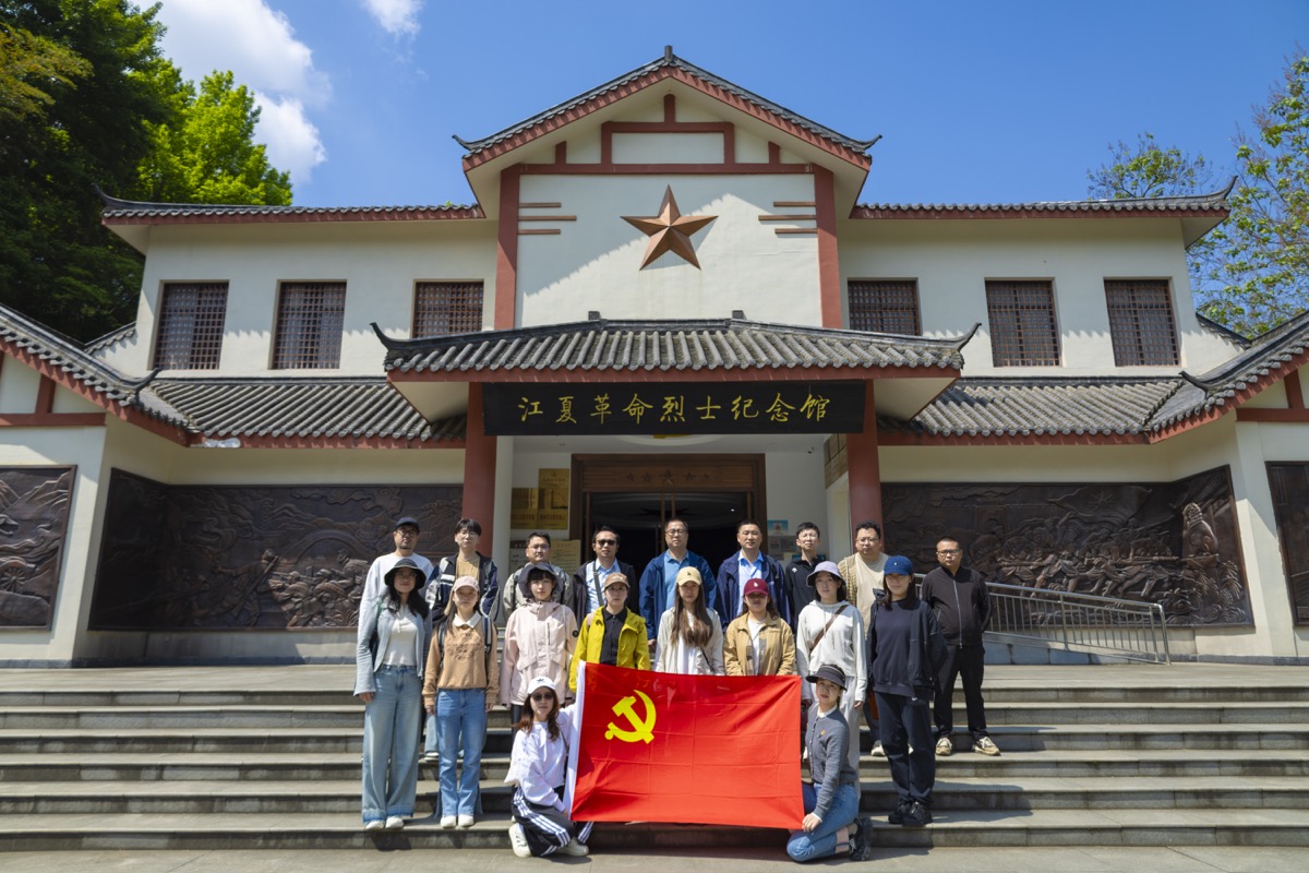 党旗前重温入党誓词