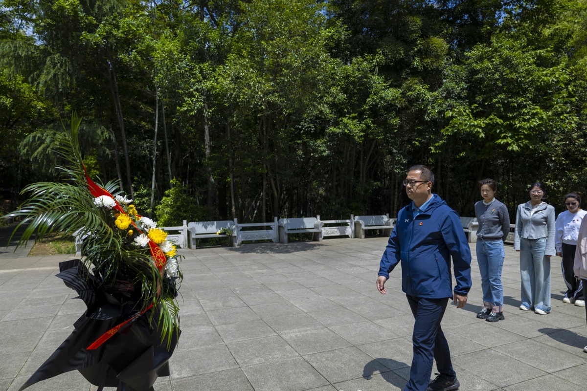 馆内参观学习革命历史